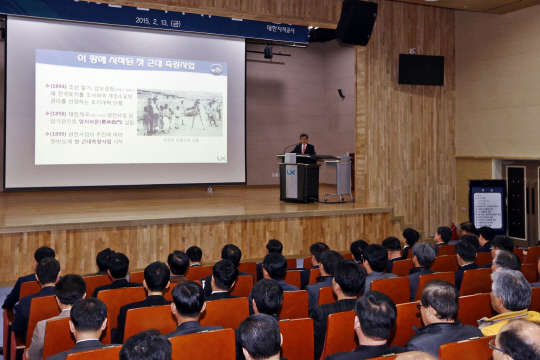 LX대한지적공사(사장 김영표)는 13일 전주 본사 강당에서 간부 직원 250여명을 대상으로 관리자 워크숍을 개최했다고 밝혔다. 김영표 사장(가운데 단상)이 간부들을 대상으로 관리자 리더십 함양을 주제로 특강을 하고 있다.  LX공사 제공